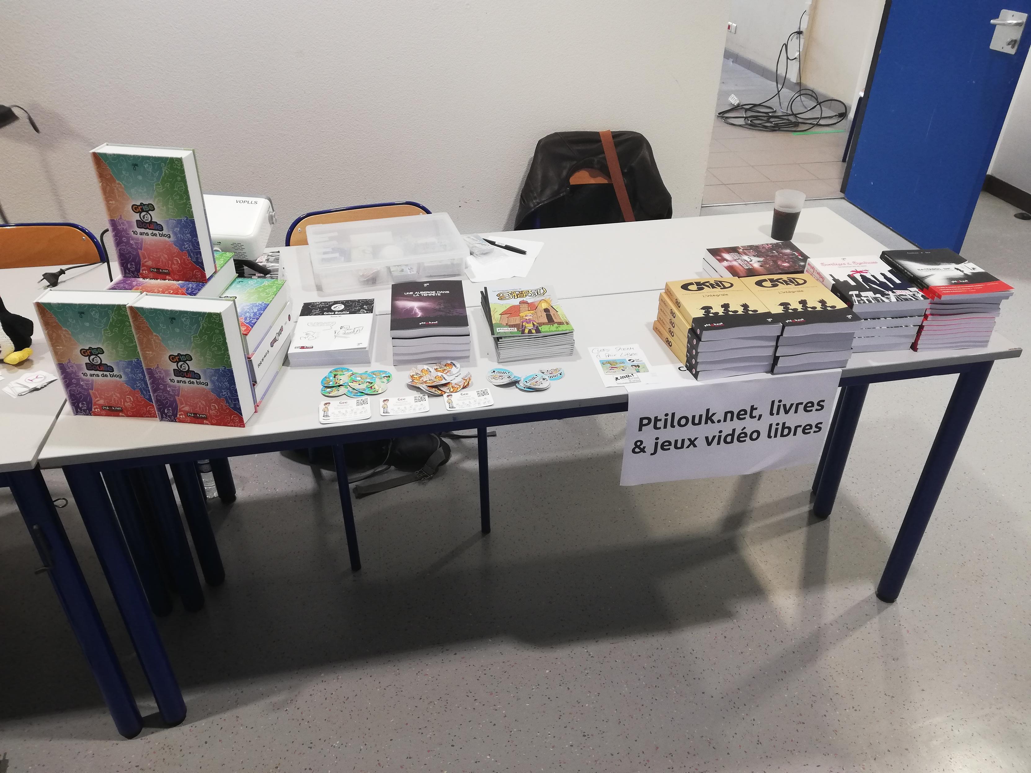Photo de mon stand avec tout plein de bouquins et de stickers.