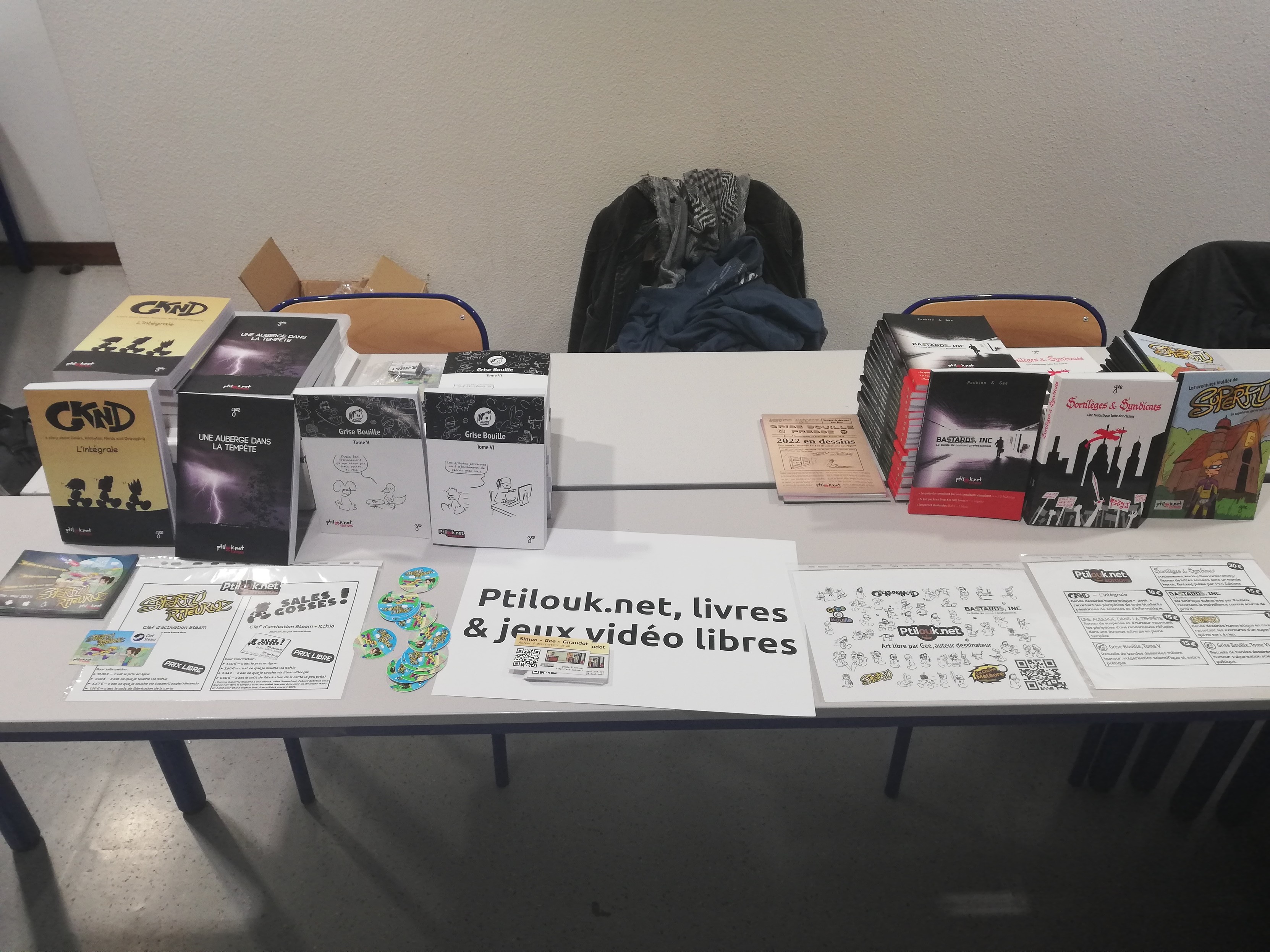 Photo de mon stand avec tout plein de bouquins.