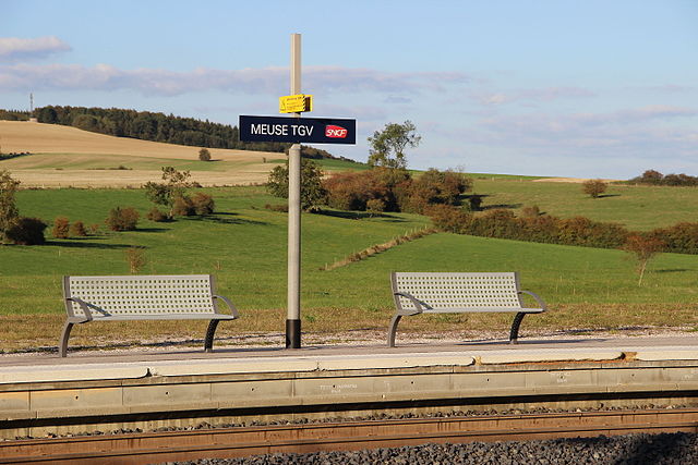 Un panneau Meuse TGV devant un paysage de campagne profonde